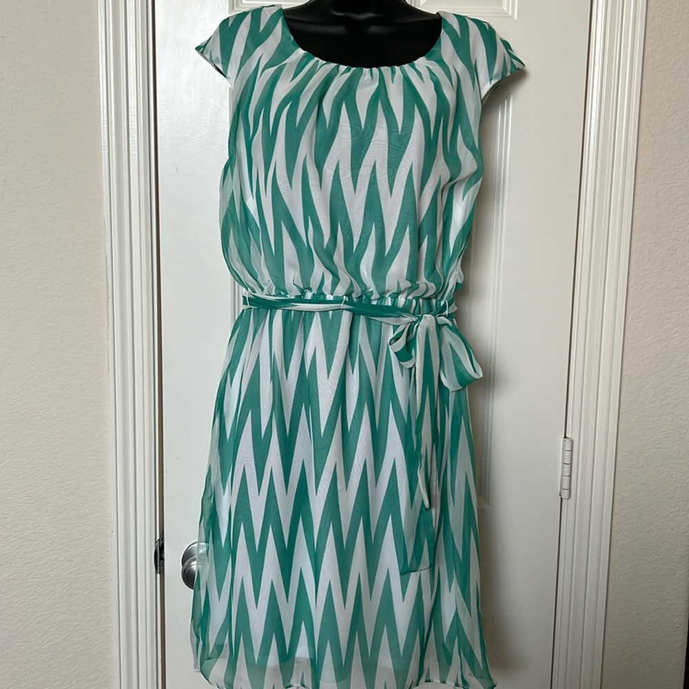 Green/White geometric dress w/cap sleeve w/ sash. Size 8